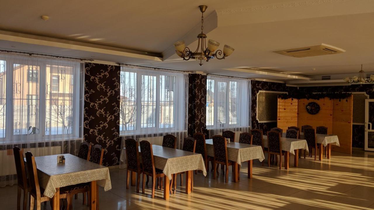 Karavan Hotell Bila Krynytsya  Exteriör bild